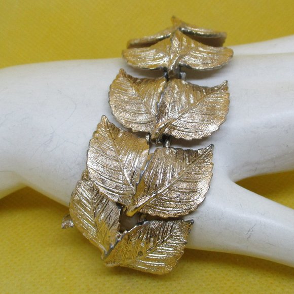 Vintage ART BRACELET HEAVY Signed Art Gold Tone Bracelet Gold Tone Leaves - Picture 5 of 15